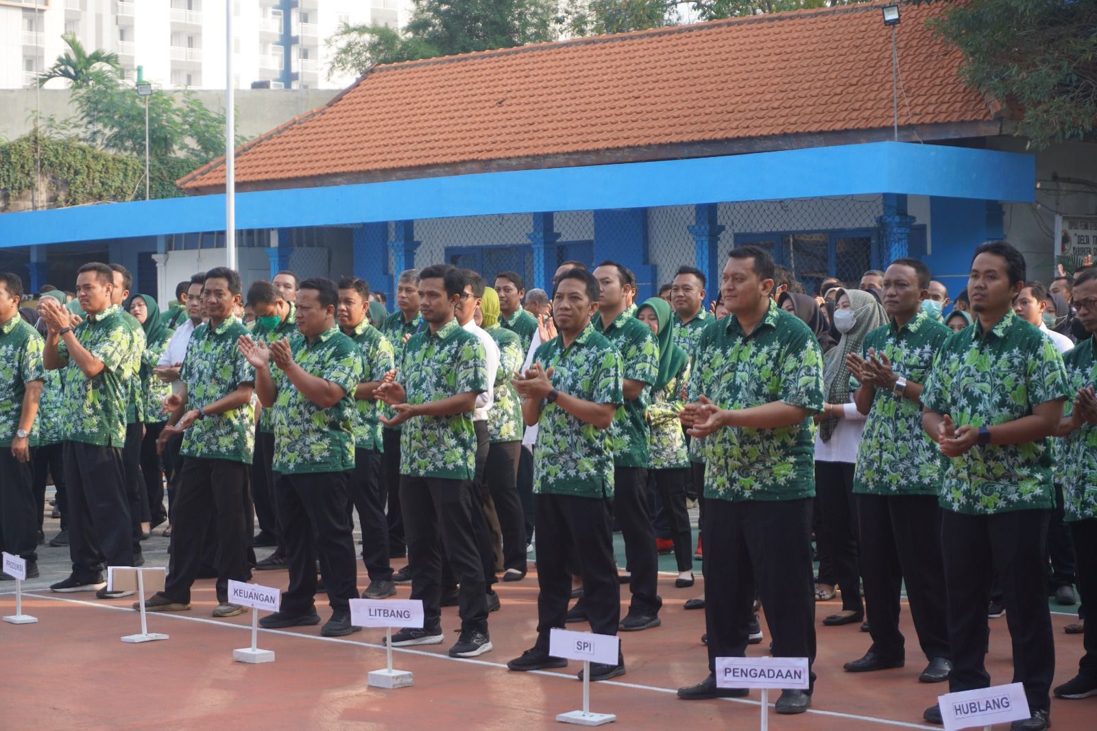 BERKEMBANG: Ratusan karyawan Perumda Delta Tirta Sidoarjo saat melaksanakan apel. (IST)