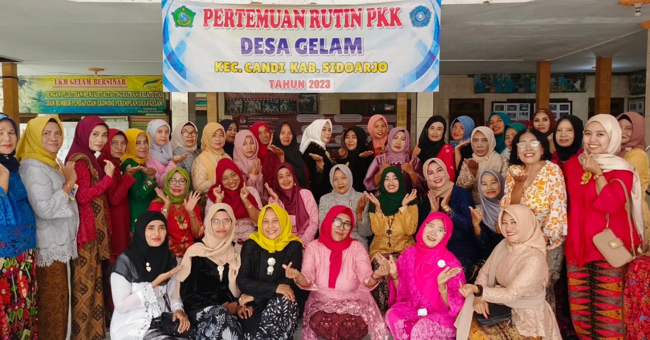 KOMPAK: Peserta lomba foto bareng bersama pasca kegiatan. (M SAIFUL ROHMAN/RADAR SIDARJO)
