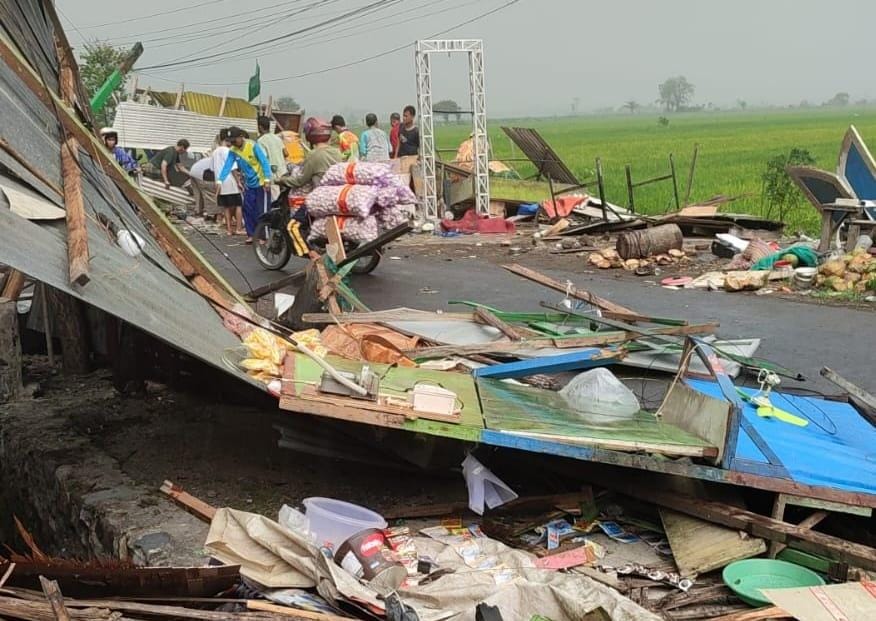 BERSERAKAN: Kondisi bangunan permanen rusak akibat angin puting beliung beberapa waktu lalu. (M SAIFUL ROHMAN/RADAR SIDOARJO)