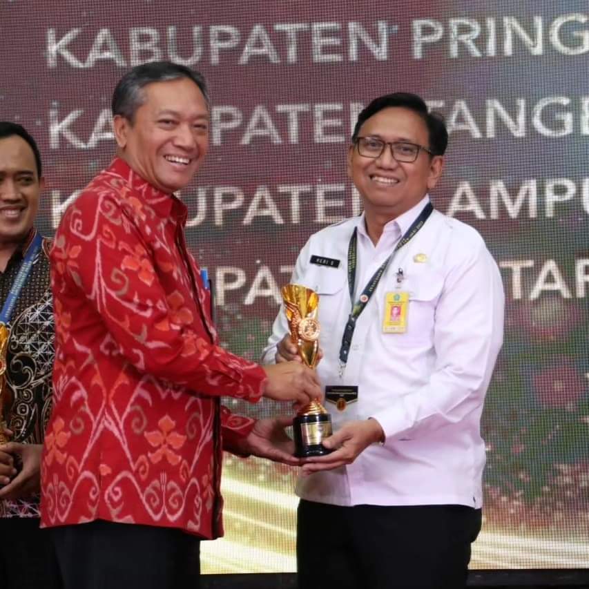 APRESIASI: Penghargaan diterima oleh Bappeda Sidoarjo Hery Soesanto (kanan).