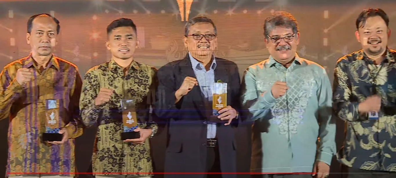 BANGGA: Rektor Unusida H Fatkul Anam (tengah) usai menerima Gold Winner dalam ajang Anugerah Ditjen Diktiristek Kemendikbudristek. (IST)