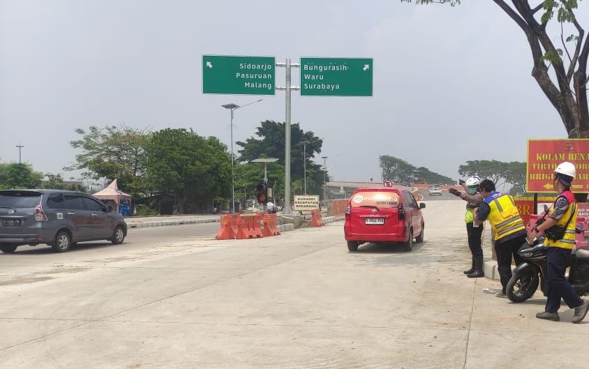 JELANG NATARU: Para pengendara roda dua dan empat sudah bisa melintasi Flyover Djuanda. (M SAIFUL ROHMAN/RADAR SIDOARJO)