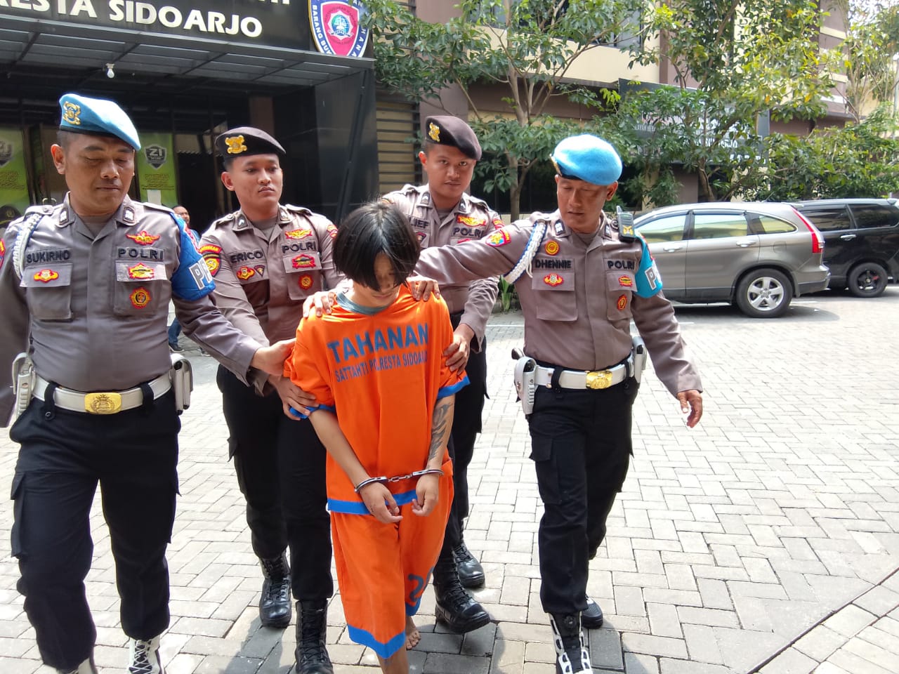NEKAT: Salah satu pelaku tawuran Firman Ardiansah diamankan polisi. (DIKY PUTRA SANSIRI/RADAR SIDOARJO)