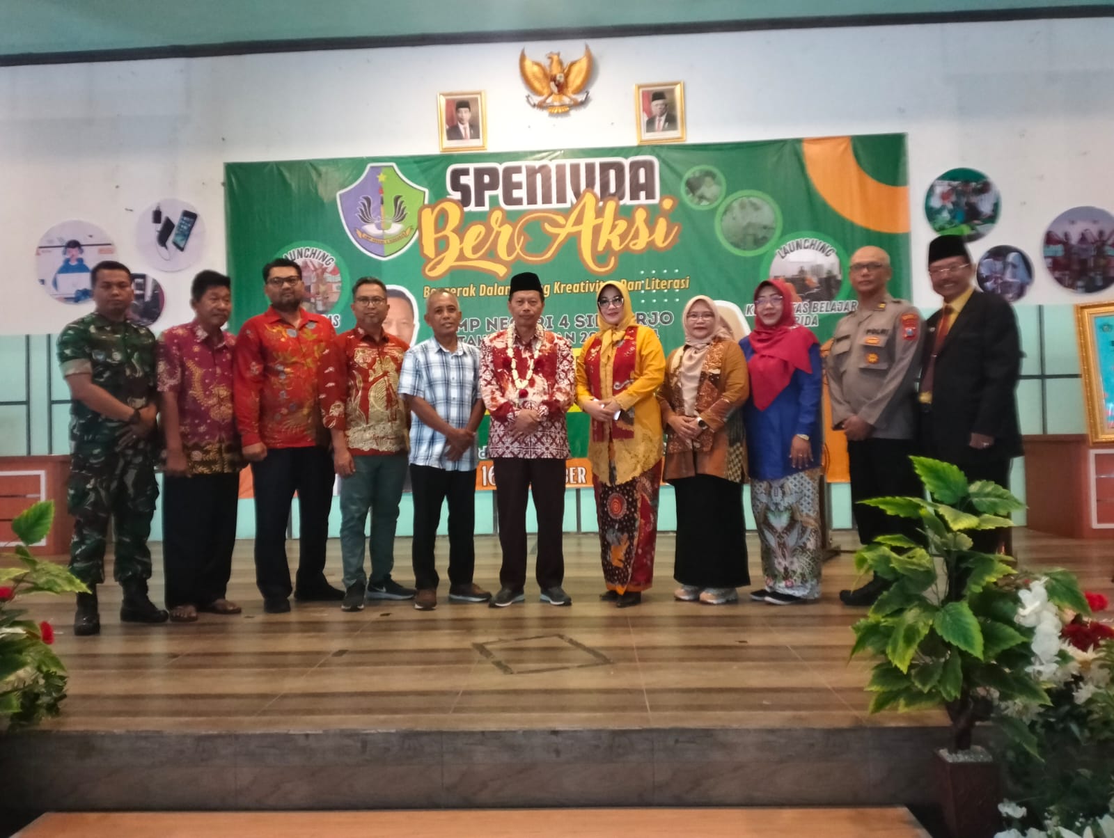 SINERGI: Foto bersama Kepala SMPN 4 Sidoarjo Lilik Sulistyowati (lima dari kanan) didampingi Kepala Dinas Pendidikan dan kebudayaan Kabupaten Sidoarjo Tirto Adi (tengah) dan jajaran. (ANAS)