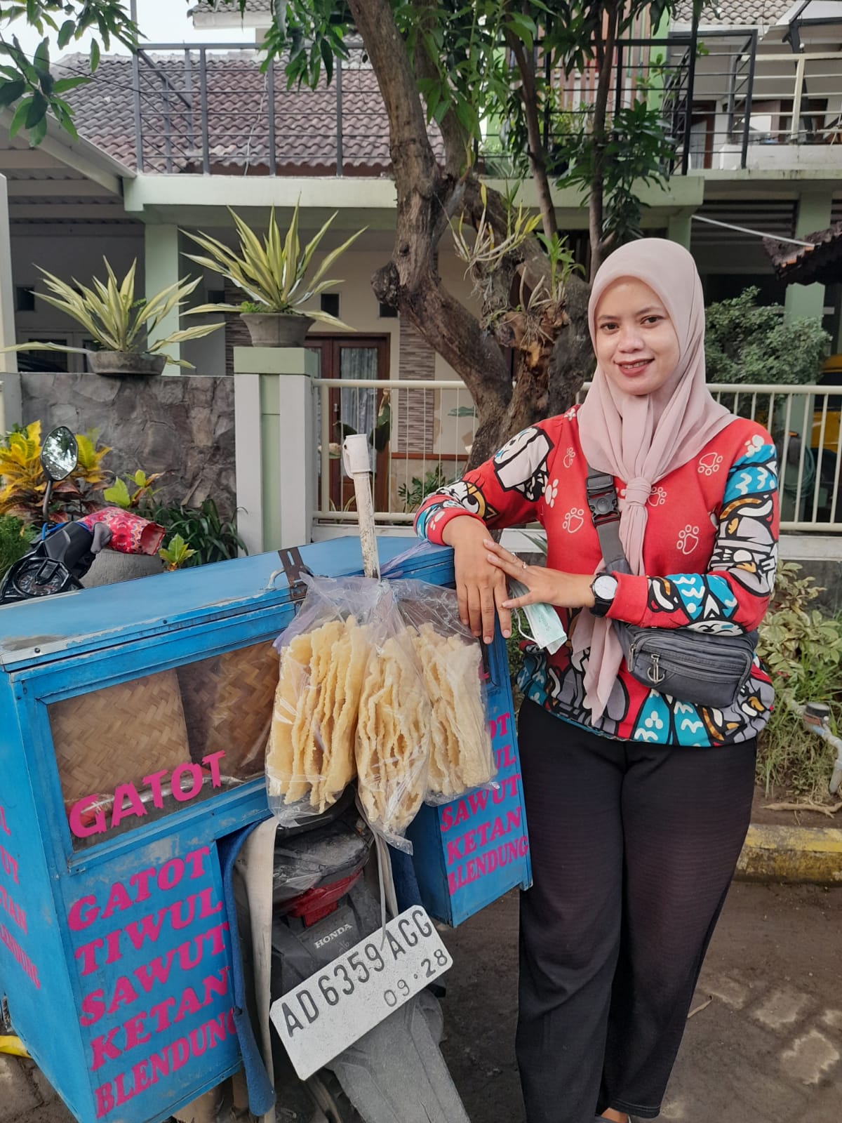 MURAH SENYUM: Purwanti, penjual kuliner khas Wonigiri di Sidoarjo.