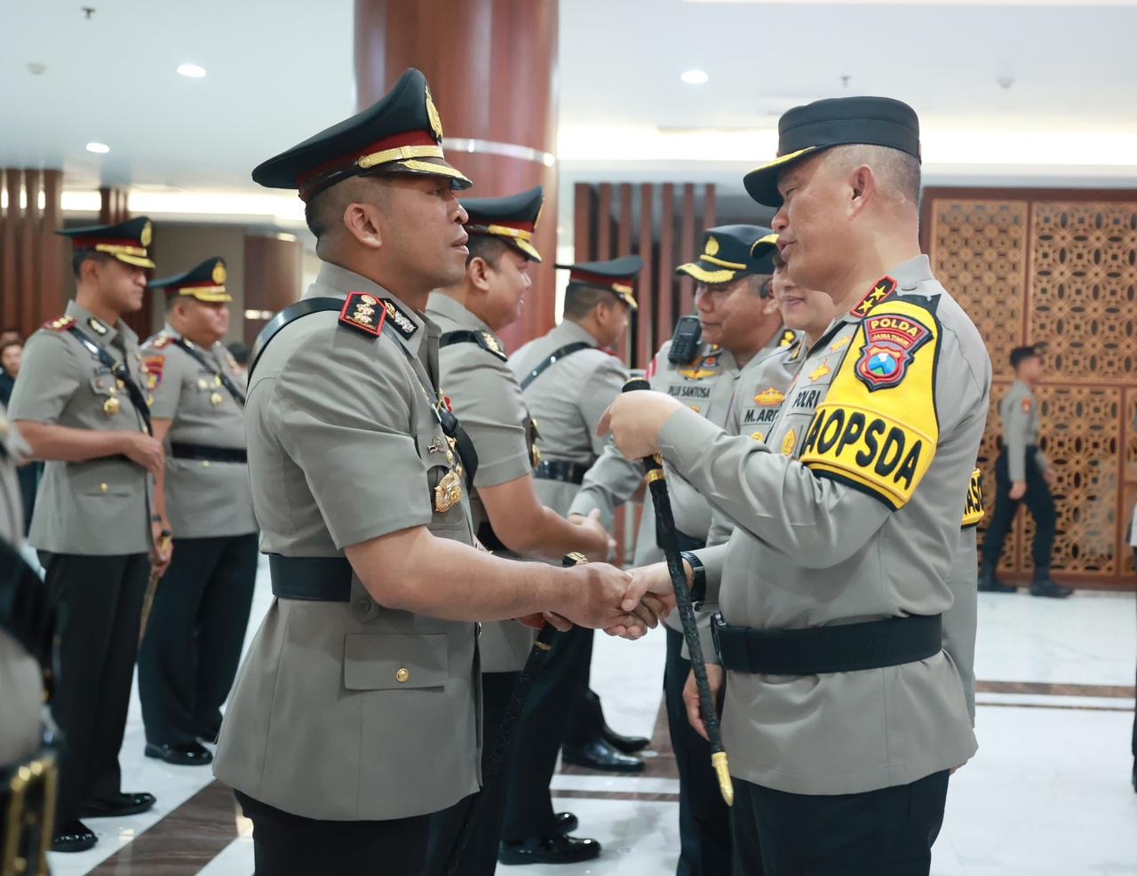 BERGANTI: Suasana serah terima jabatan Kapolresta Sidoarjo di Mapolda Jatim, Kamis (14/12). (IST)