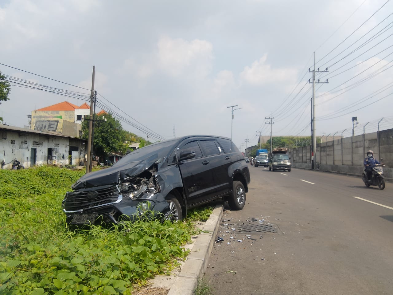 RINGSEK : Kondisi Toyota Innova usai kecelakaan, Senin (18/12). (DIKY PUTRA SANSIRI/RADAR SIDOARJO)