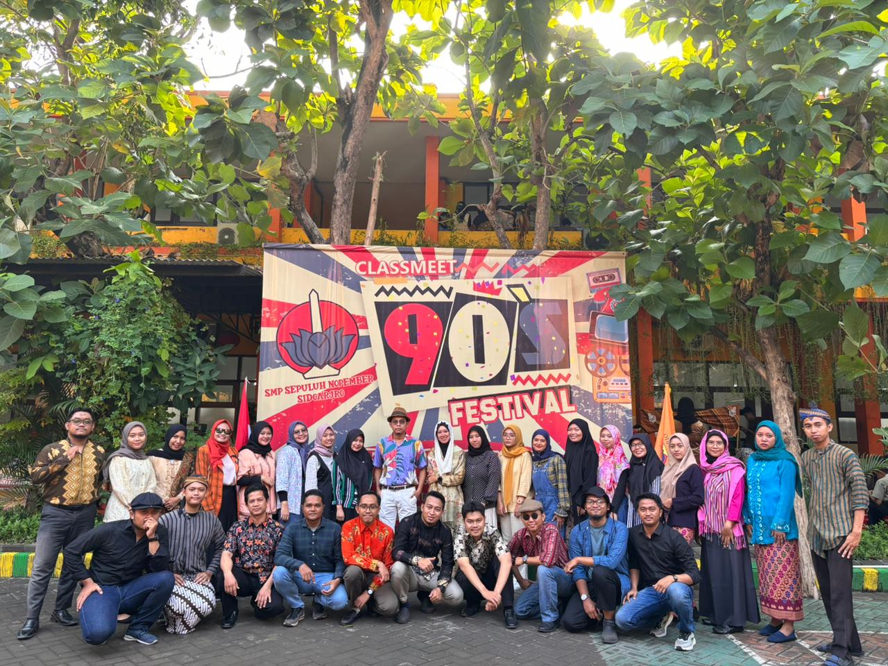 UNIK: Semua civitas SMP Sepuluh Nopember menggunakan baju tahun 90an. (IST)  &nbsp;