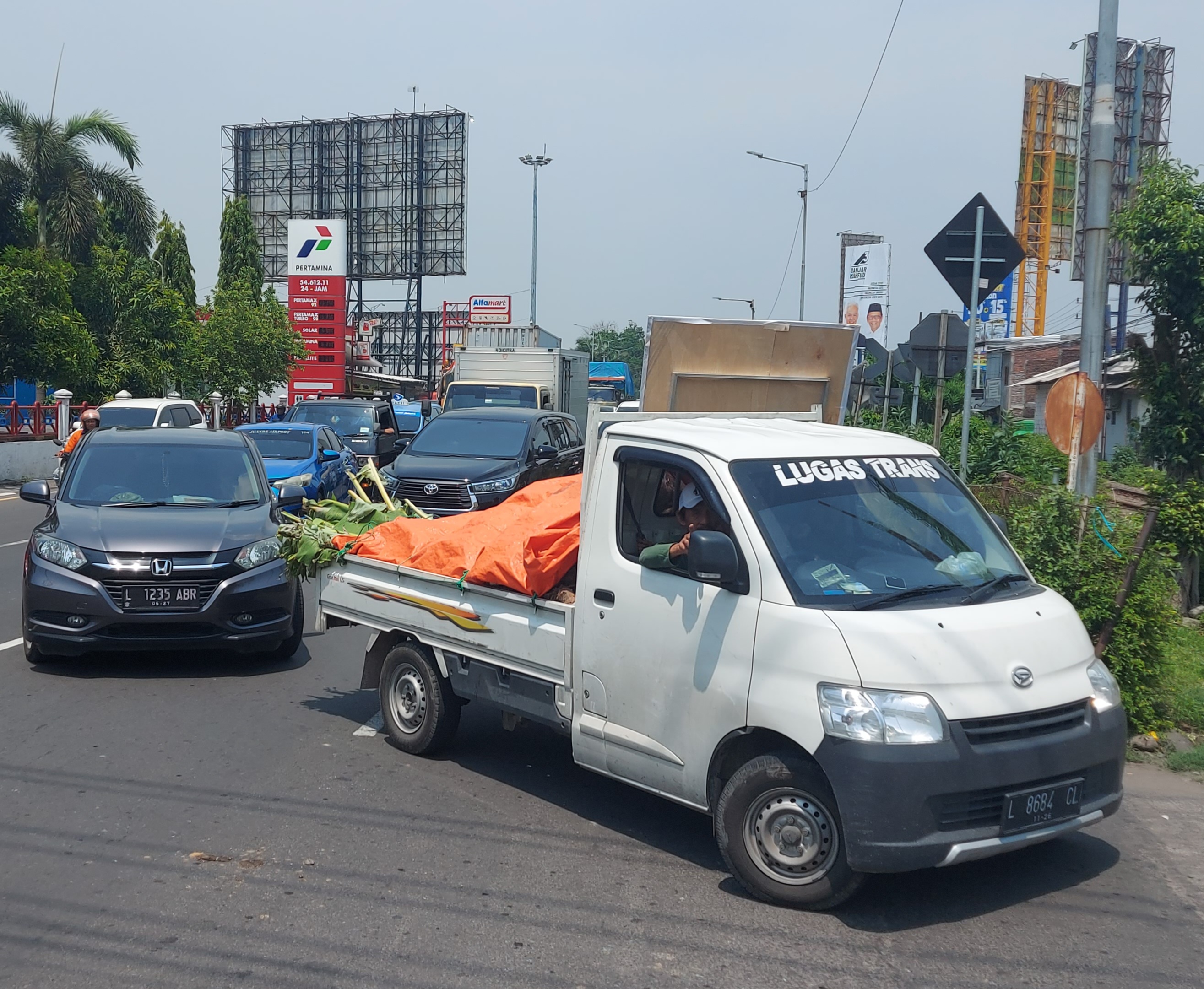 SEMPIT: Kendaraan menuju arah Sedati dan Bandara Juanda harus melewati jalan sebelum jalan utama. (IST)