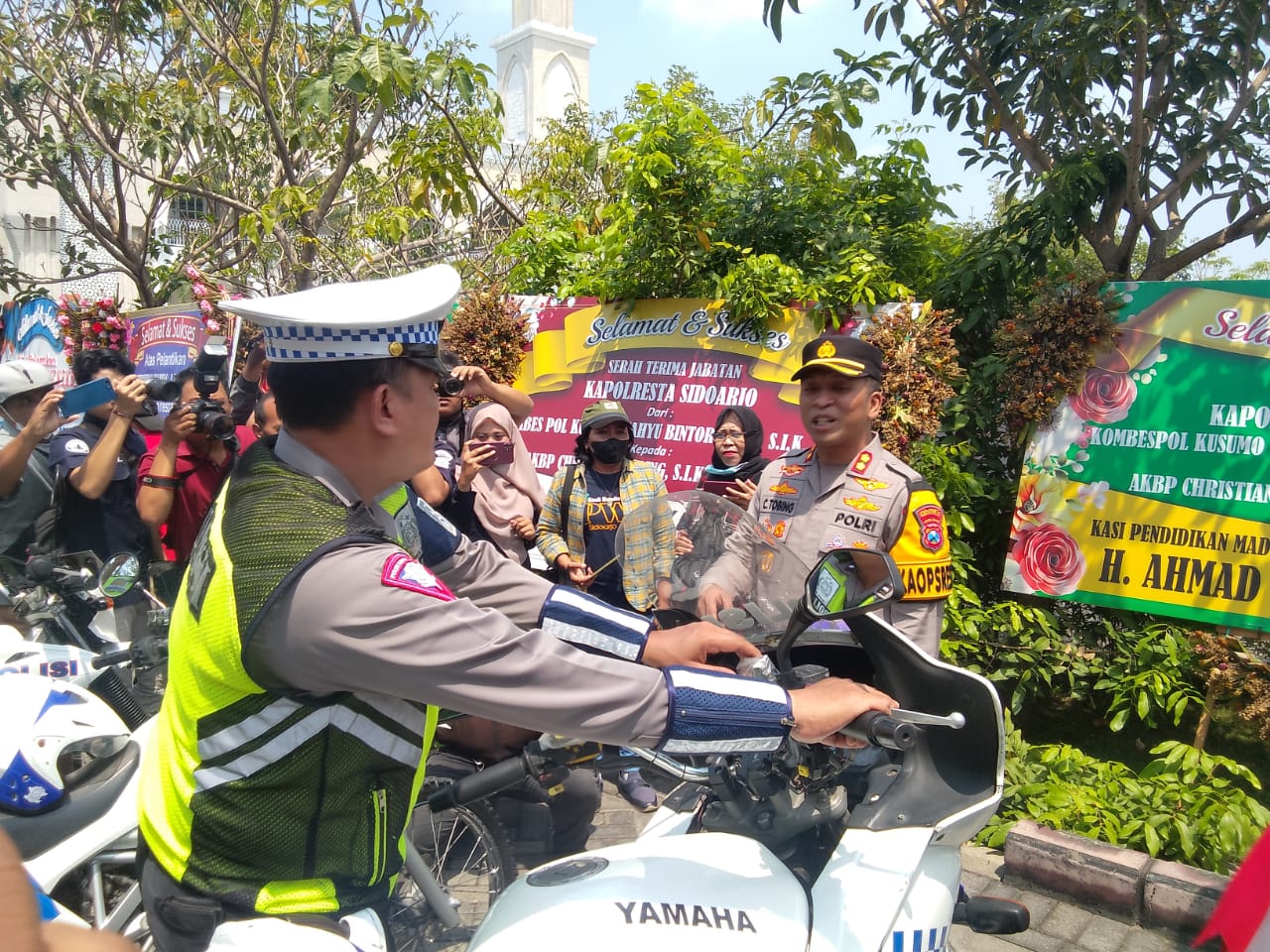 TEGAS: Kapolresta Sidoarjo AKBP Christian Tobing mengecek kendaraan yang digunakan dalam Operasi Lilin Semeru 2023. (DIKY PUTRA SANSIRI/RADAR SIDOARJO)