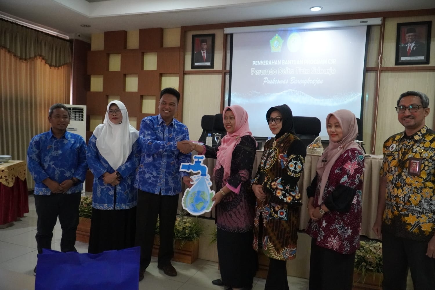 DUKUNG KESEHATAN: Penyerahan secara simbolis dari Perumda Delta Tirta ke Puskesmas Barengkrajan, Krian. (IST)