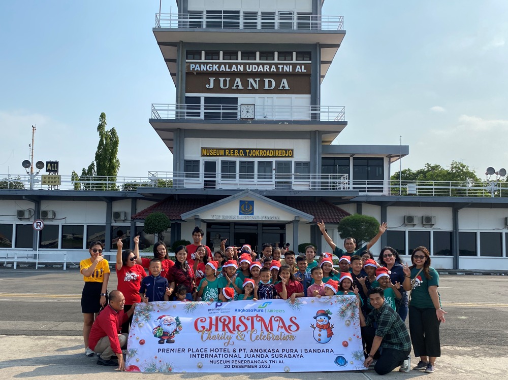 BERSAMA: Anak-anak panti asuhan dan tim Premier Place Hotel serta Angkasa Pura I Bandara International Juanda. (IST)  &nbsp;