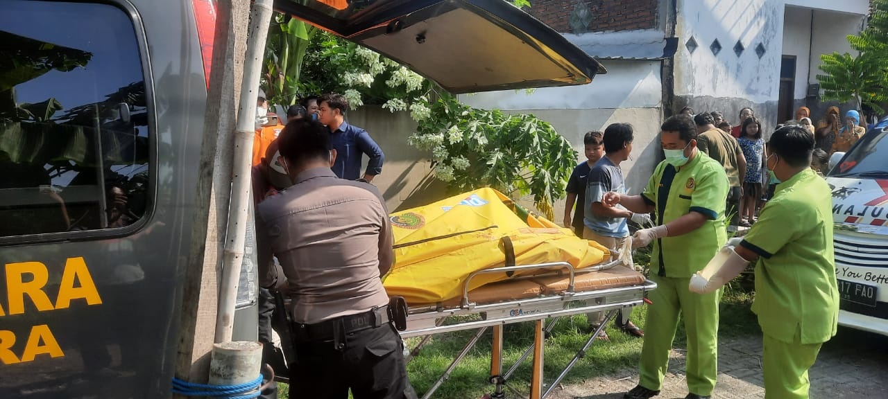 TRAGIS: Jenazah korban gantung diri dievakuasi. (IST)