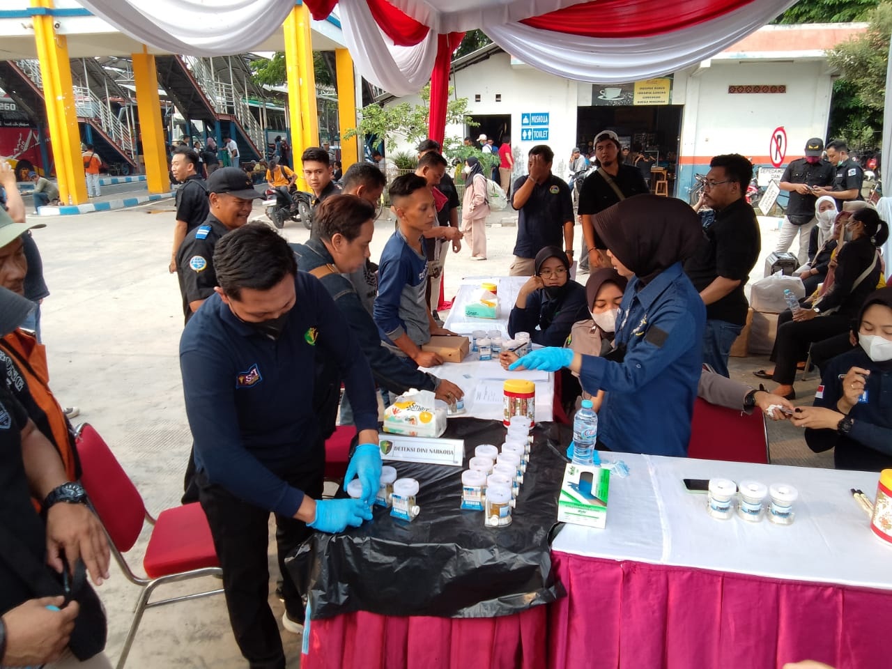 ANTISIPASI: Tes urine sopir bus dari beberapa jurusan di Terminal Bungurasih. (DIKY PUTRA SANSIRI/RADAR SIDOARJO)