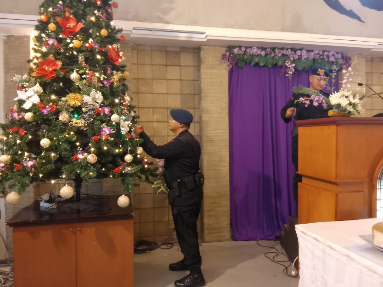 KETAT: Tim penjinak bom Gegana Satbrimob Polda Jatim sterilisasi di dalam GKI Sidoarjo, Minggu (24/11). (DIKY PUTRA SANSIRI/RADAR SIDOARJO)