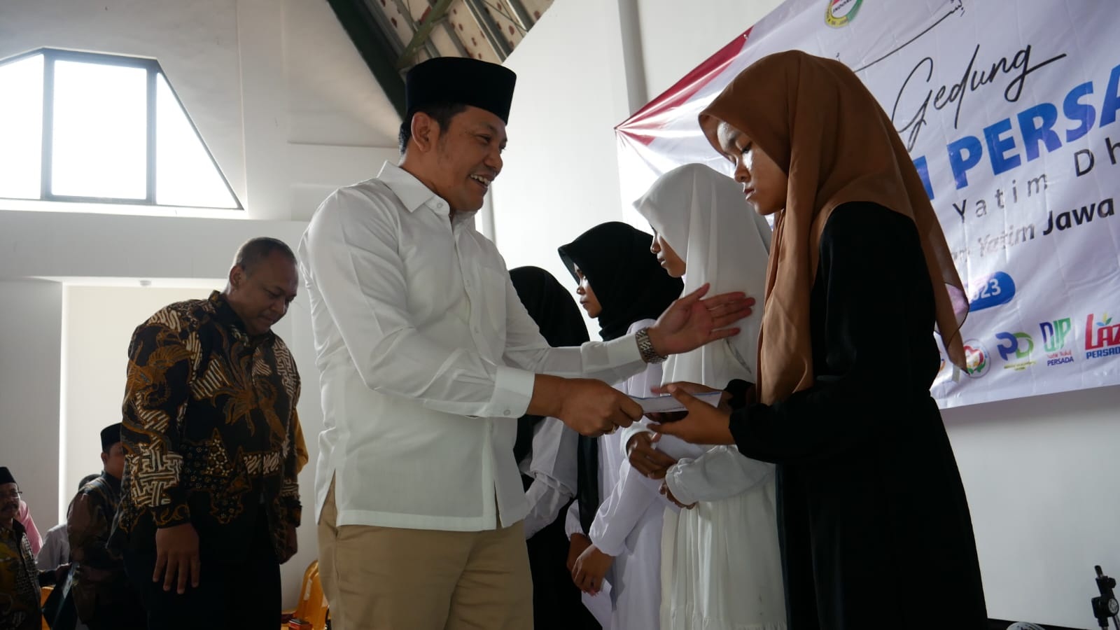 PEDULI: Wakil Bupati Sidoarjo Subandi bersama anak yatim di Tulangan. (IST)