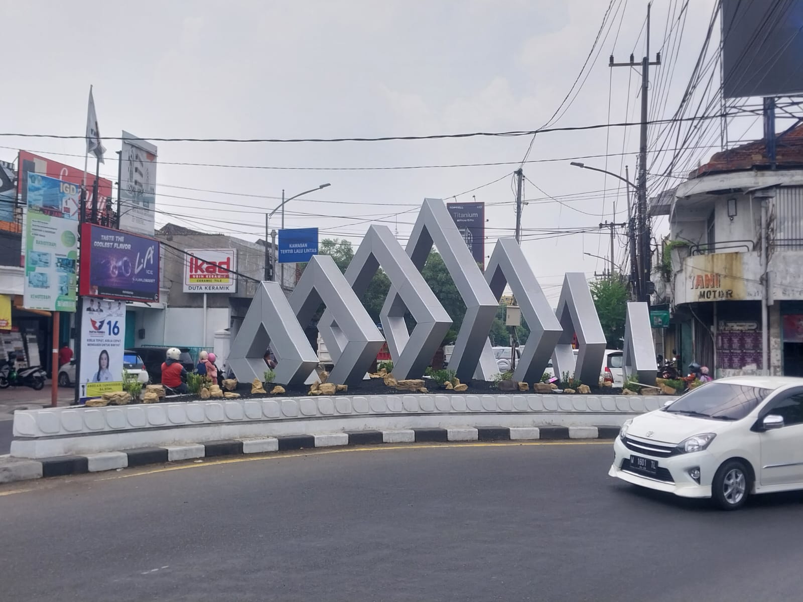 MODERN MINIMALIS: Taman pulau di Jalan Gajah Mada rampung dikerjakan. (M SAIFUL ROHMAN/RADAR SIDOARJO)