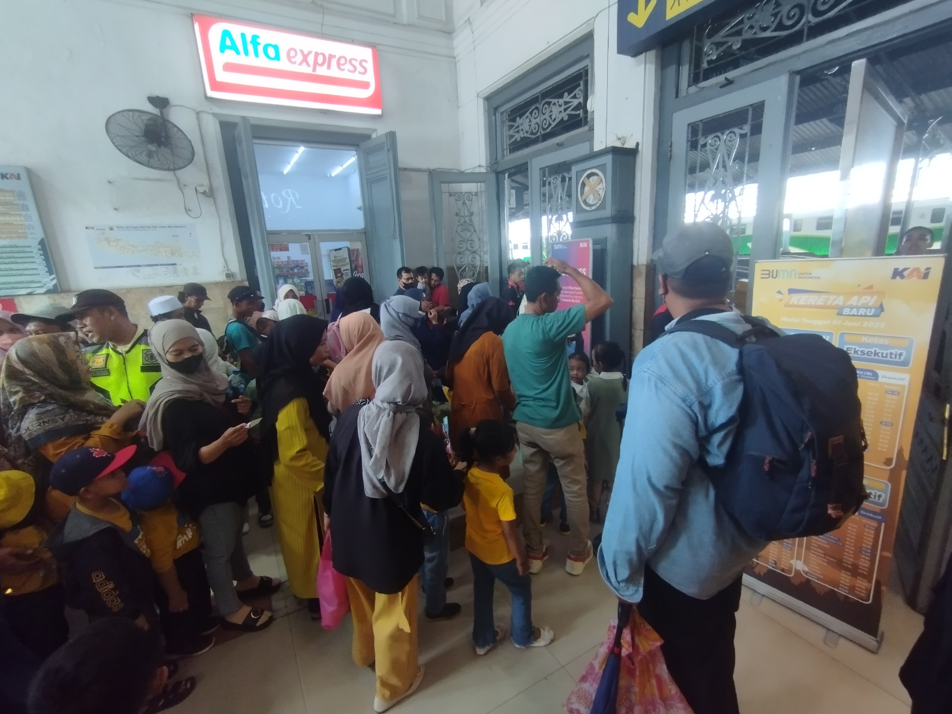 RAMAI: Penumpang di stasiun Sidoarjo yang hendak berangkat menuju tujuan liburan Nataru. (ANNISA FIRDAUSI/RADAR SIDOARJO)