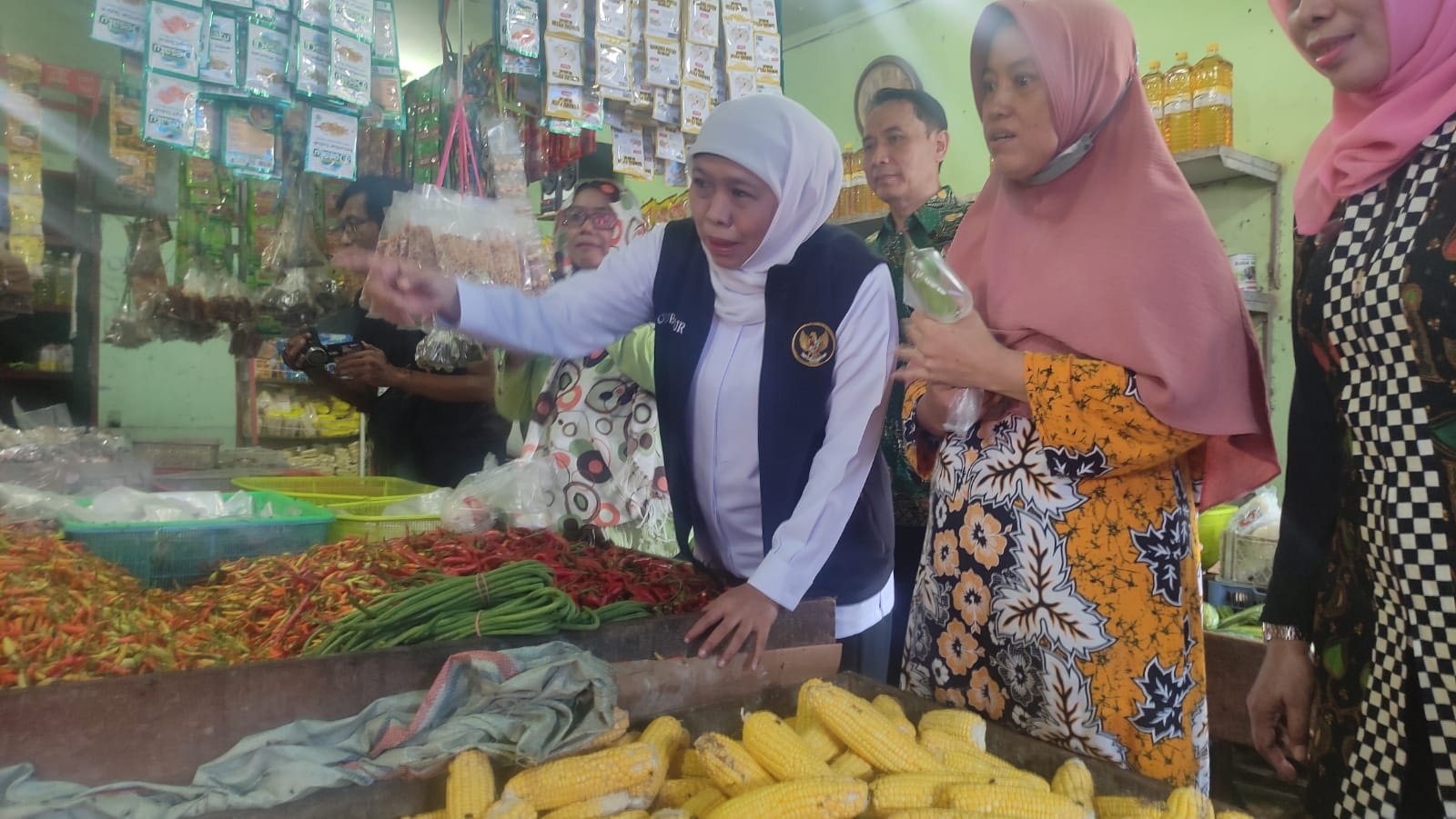AMAN: Gubernur Jawa Timur Khofifah Indar Parawansa saat meninjau harga sembako di Pasar Krian. (M SAIFUL ROHMAN/RADAR SIDOARJO)