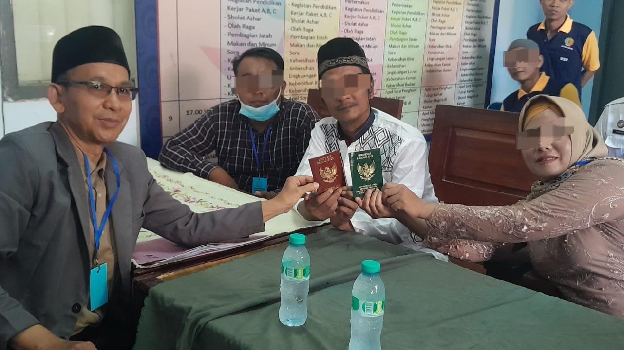 HARU : Narapidana SH bersama dengan istrinya LS melangsungkan ijab qabul. (IST)