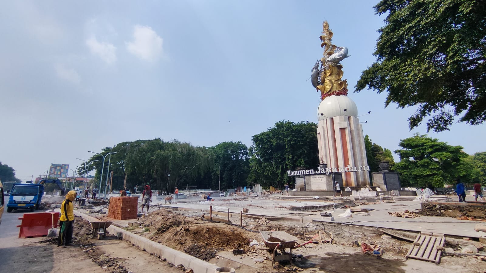 LEBIH CANTIK: Revitalisasi Alun-alun Sidoarjo memasuki tahap akhir.