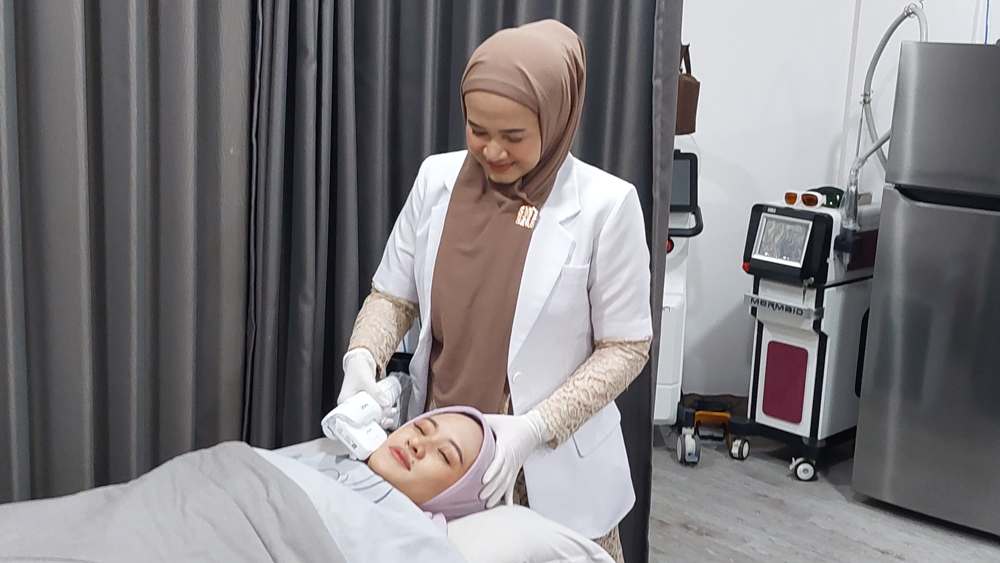 CANTIK: CEO Beautiff Aesthetic Clinic dr Tiffany saat memberikan perawatan wajah kepada pasien.