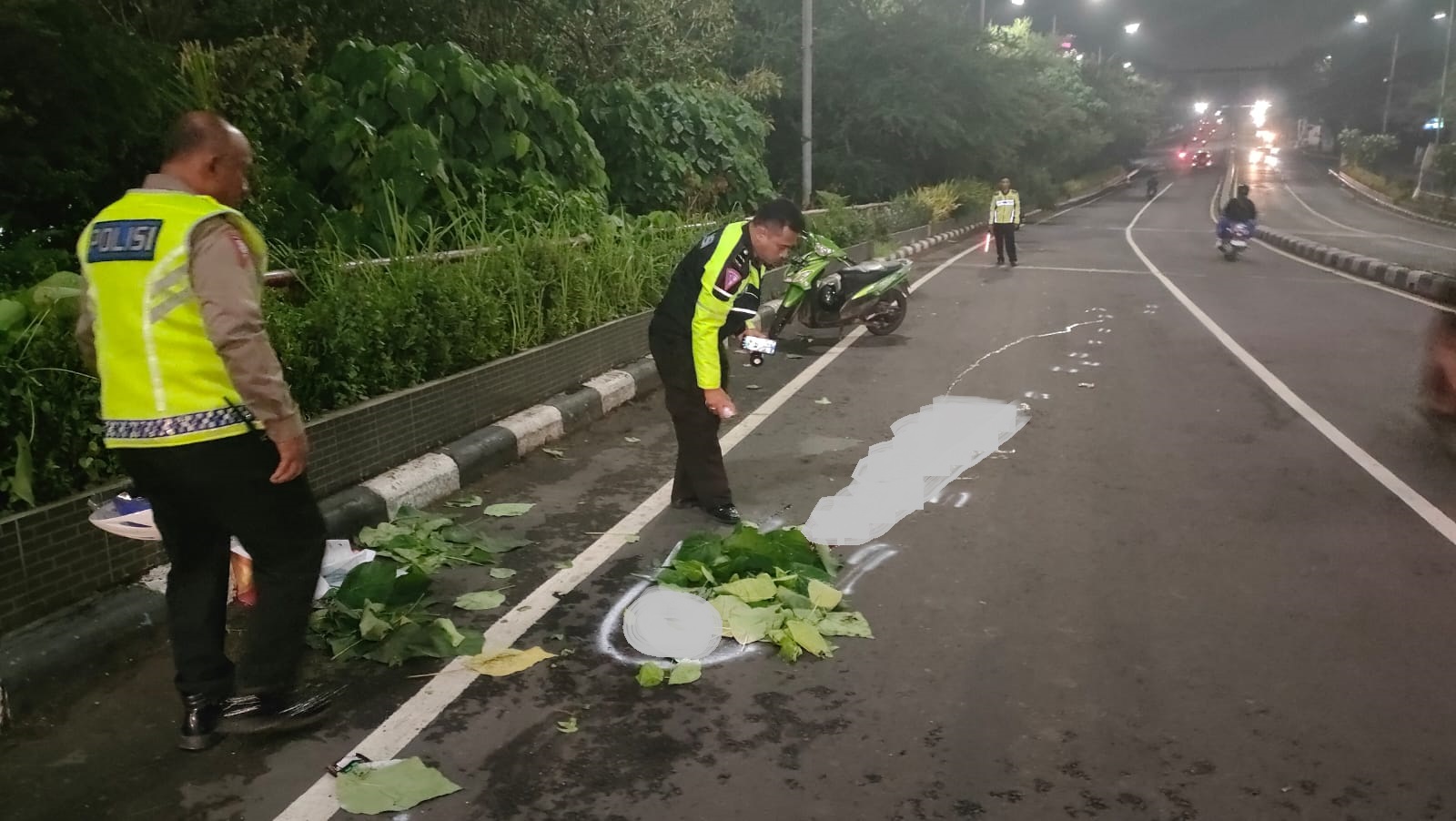 TAK ADA SAKSI : Polisi sedang olah TKP DI lokasi kejadian. (IST)