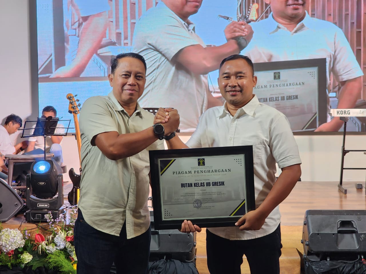 Kepala Rutan Kelas II B Gresik, Disri Wulan Agus Tomo , Amd.IP, SH, MM (kanan).