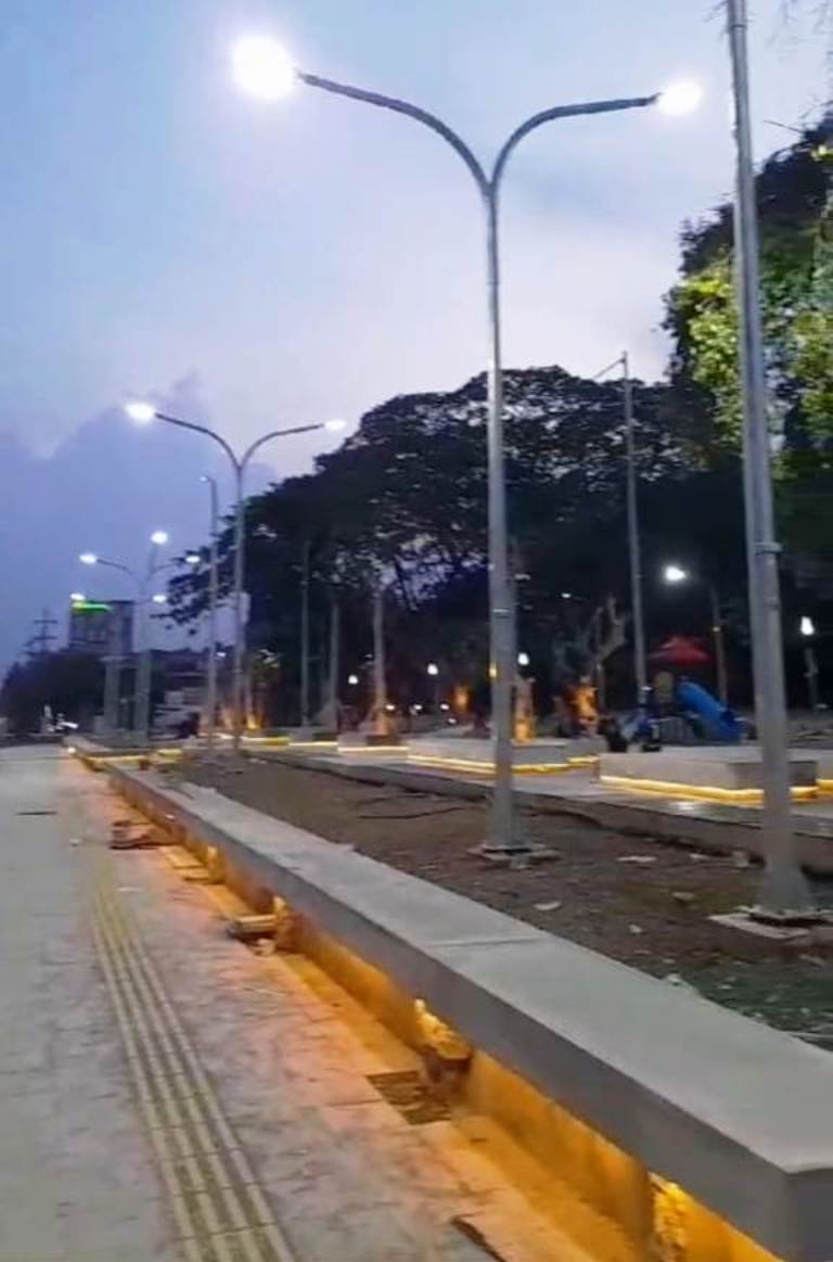 RAPI: Lampu penerangan dan kabel sudah tidak lagi semrawut di kawasan sisi timur Alun-alun Sidoarjo. (M SAIFUL ROHMAN/RADAR SIDOARJO)