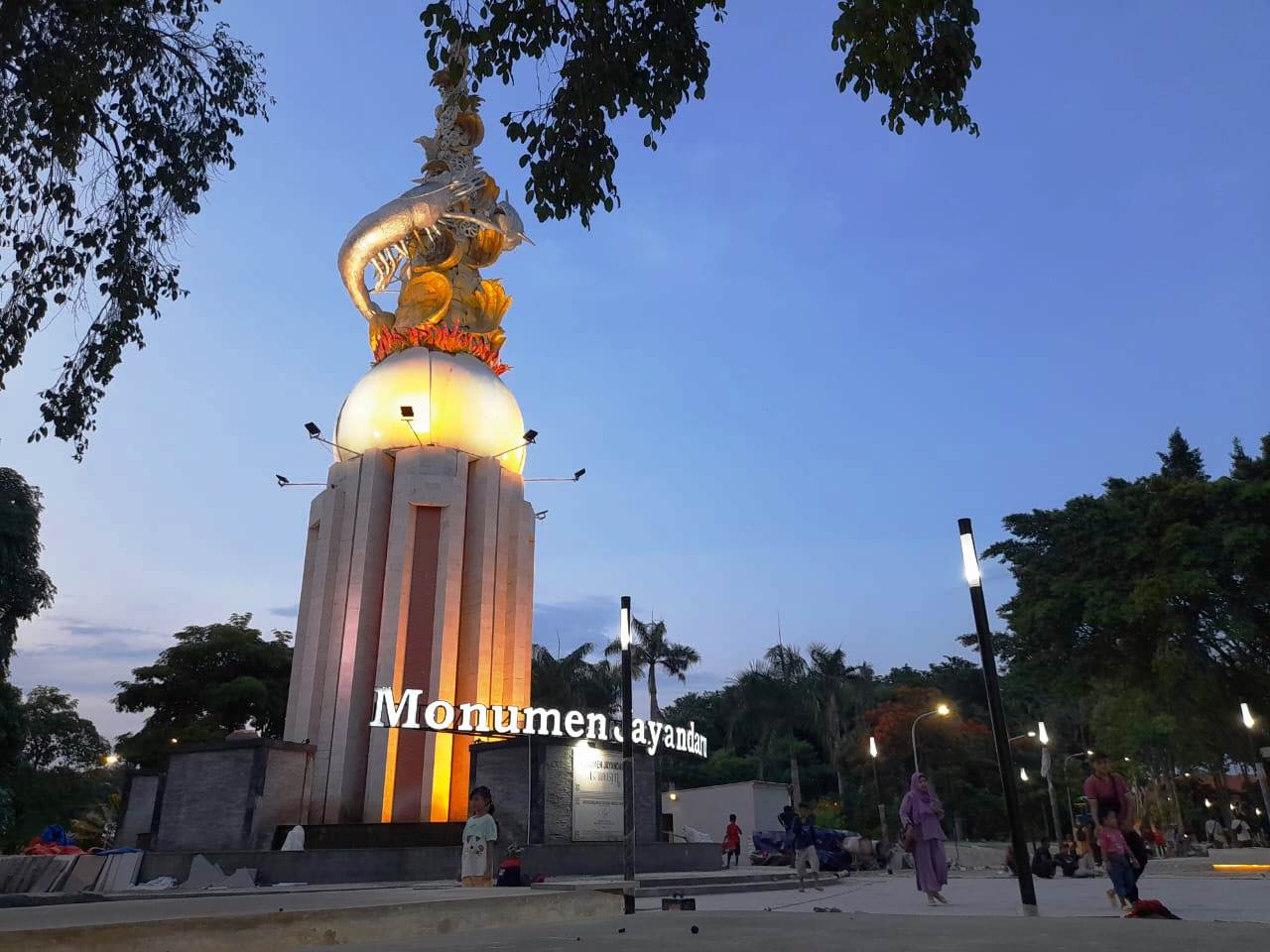 DITUNGGU: Kawasan air mancur di depan Monumen Jayandaru yang akan jadi destinasi baru. (M SAIFUL ROHMAN/RADAR SIDOARJO)