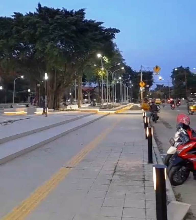 LUAS: Trotoar Alun-alun sisi timur juga semakin nyaman digunakan. (M SAIFUL ROHMAN/RADAR SIDOARJO)