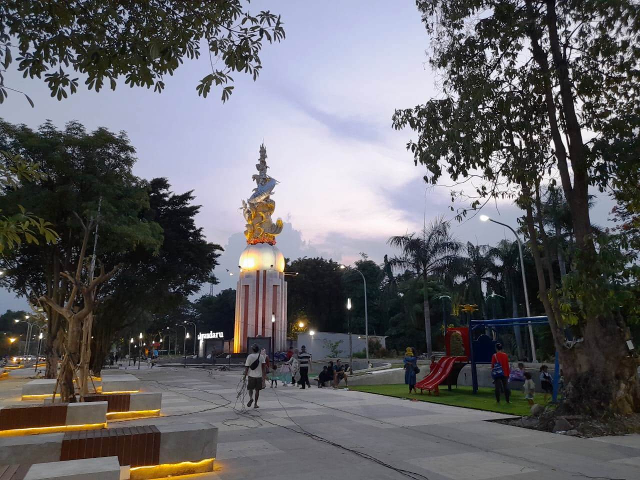 MENGASYIKKAN: Taman bermain sudah siap digunakan untuk anak-anak.  (M SAIFUL ROHMAN/RADAR SIDOARJO)
