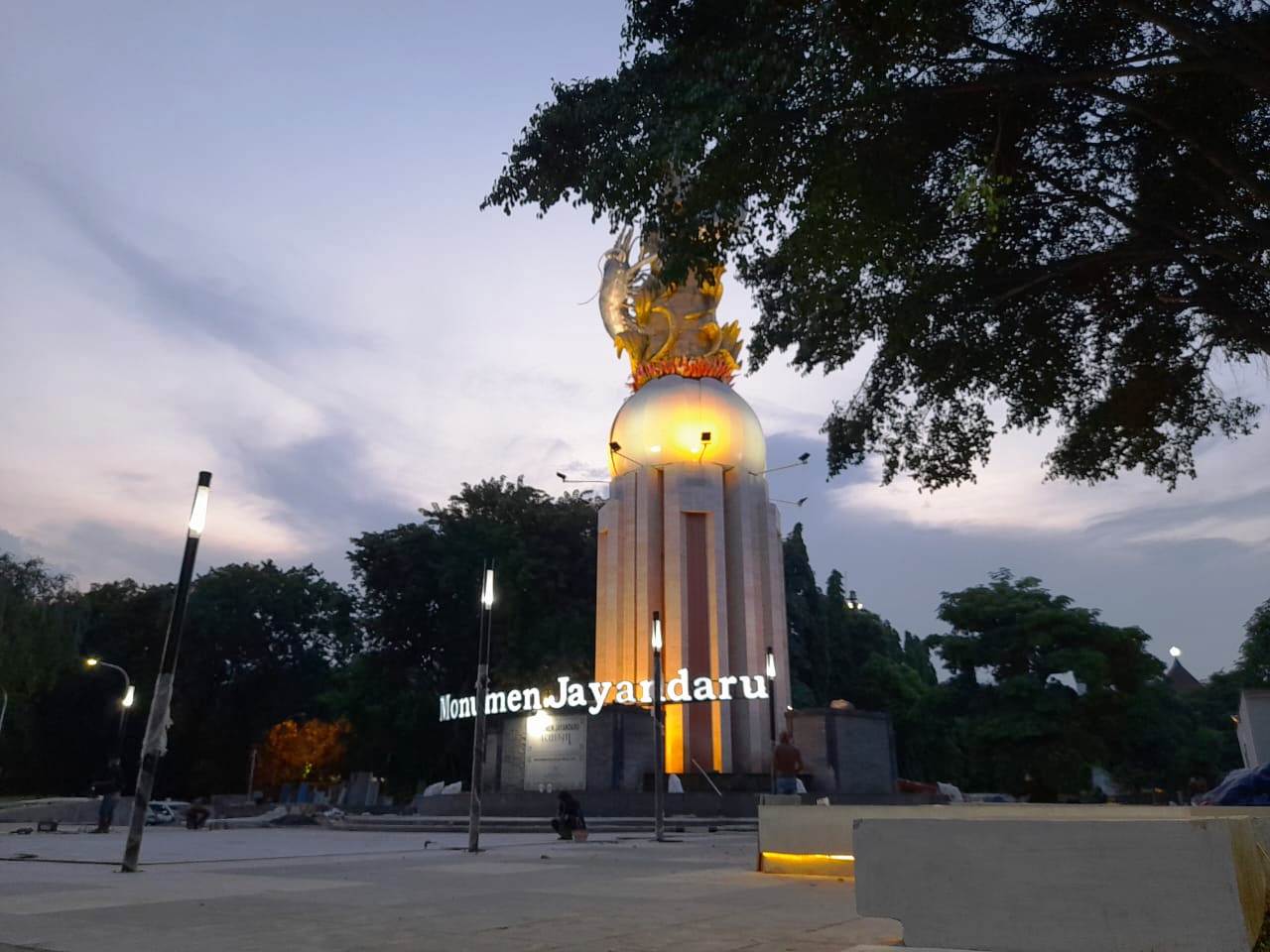 BELUM DIFUNGSIKAN: Kawasan air mancur difoto dari sisi utara. (M SAIFUL ROHMAN/RADAR SIDOARJO)