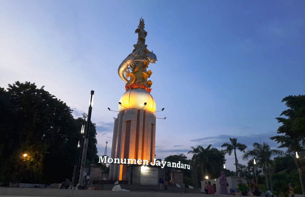 CANTIK: Monumen Jayandaru di Alun-alun Sidoarjo difoto saat senja. (M SAIFUL ROHMAN/RADAR SIDOARJO)