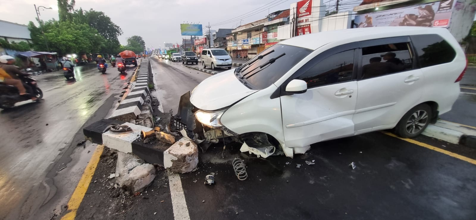 RUSAK : Kondisi Daihatsu Xenia usai menabrak pembatas jalan di Flyover Waru. (IST)  &nbsp;