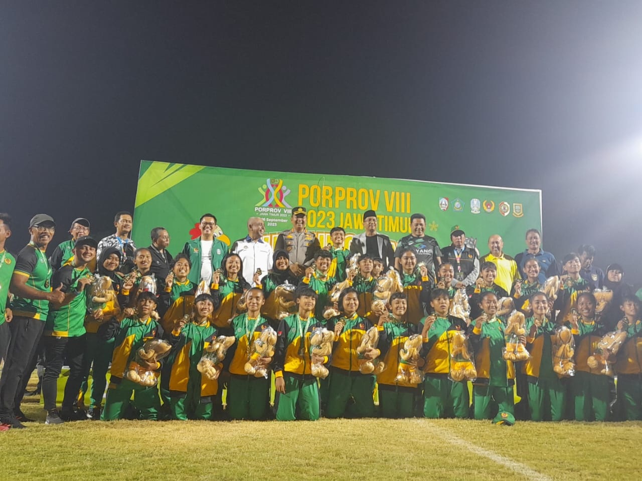 JUARA: Tim sepak bola putri Sidoarjo meraih medali emas di Porprov Jatim 2023. (M SAIFUL ROHMAN/RADAR SIDOARJO)