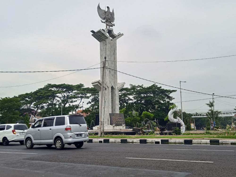 DIPERCANTIK: Taman Pancasila di depan exit Tol Sidoarjo menjadi salah satu sasaran revitalisasi RTH tahun ini. (ANNISA FIRDAUSI/RADAR SIDOARJO)