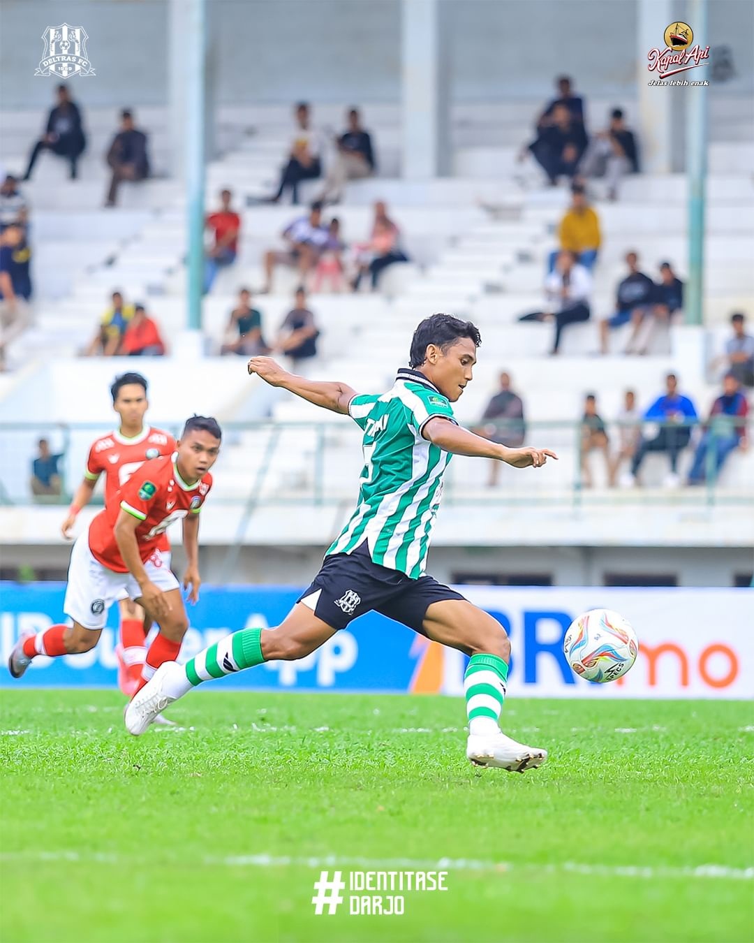 NGEYEL: Pemain Deltras Sidoarjo Thaufan Hidayat saat tampil lawan Bekasi FC. (IST/Instagram Deltras)