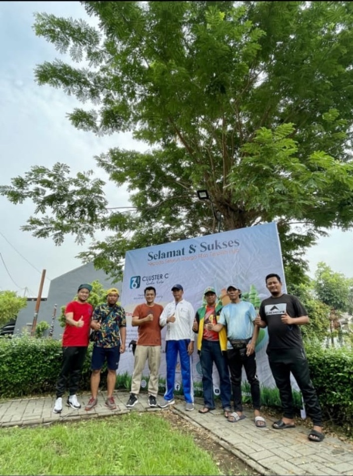 GOTONG ROYONG: Ketua RW 12 Mukti Wibowo (pakai jaket) bersama Ketua RT 76 Graha Kota Cluster C Suryanto dan Muhammad Yunus dari LPMD Desa Suko beserta jajaran meninjau lokasi fasum. (IST)
