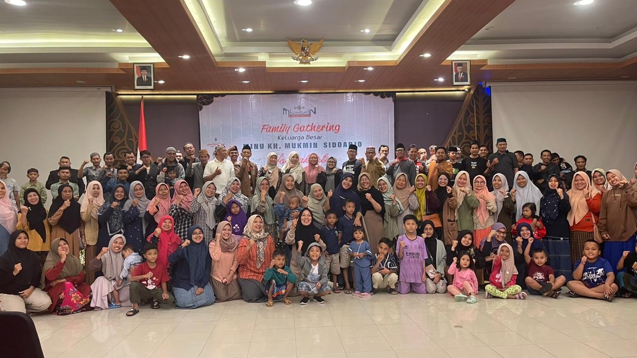 KOMPAK: Keluarga besar MINU KH Mukmin Sidoarjo saat berkumpul dalam kegiatan malam keakraban.