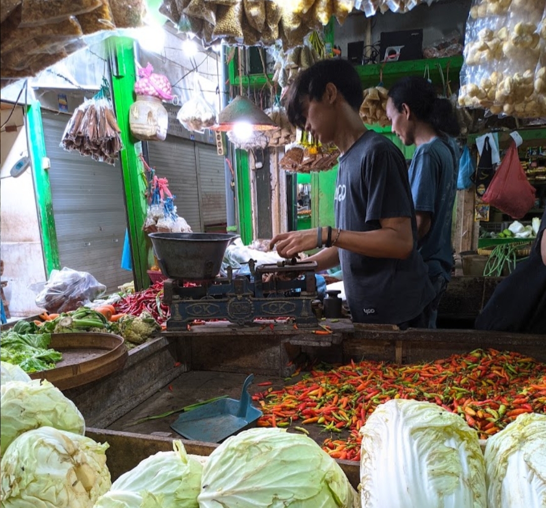 LAKU TERUS: Salah satu pedagang cabai di Pasar Suko, Sidoarjo. (IST)