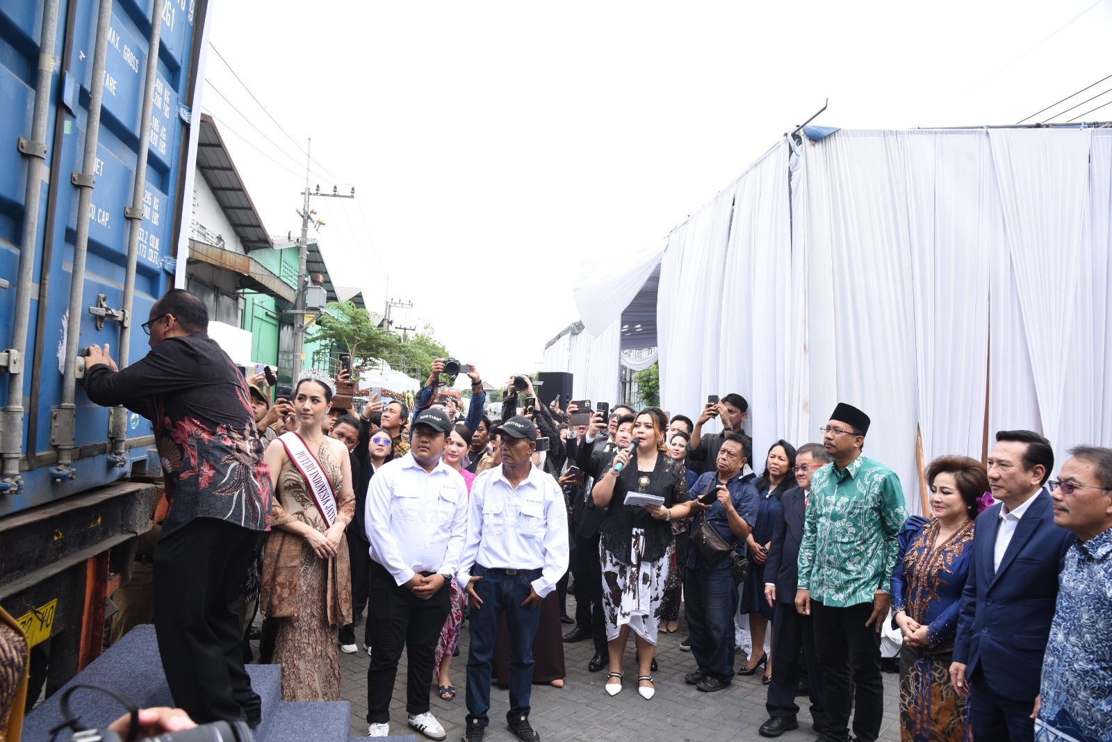 DIDUKUNG: Ekspor produk kosmetik Azarine diberangkatkan oleh Dirjen Pengembangan Ekspor Nasional, Kemendag RI, Didi Sumedi dan Bupati Sidoarjo Ahmad Muhdlor. (M SAIFUL ROHMAN/RADAR SIDOARJO)