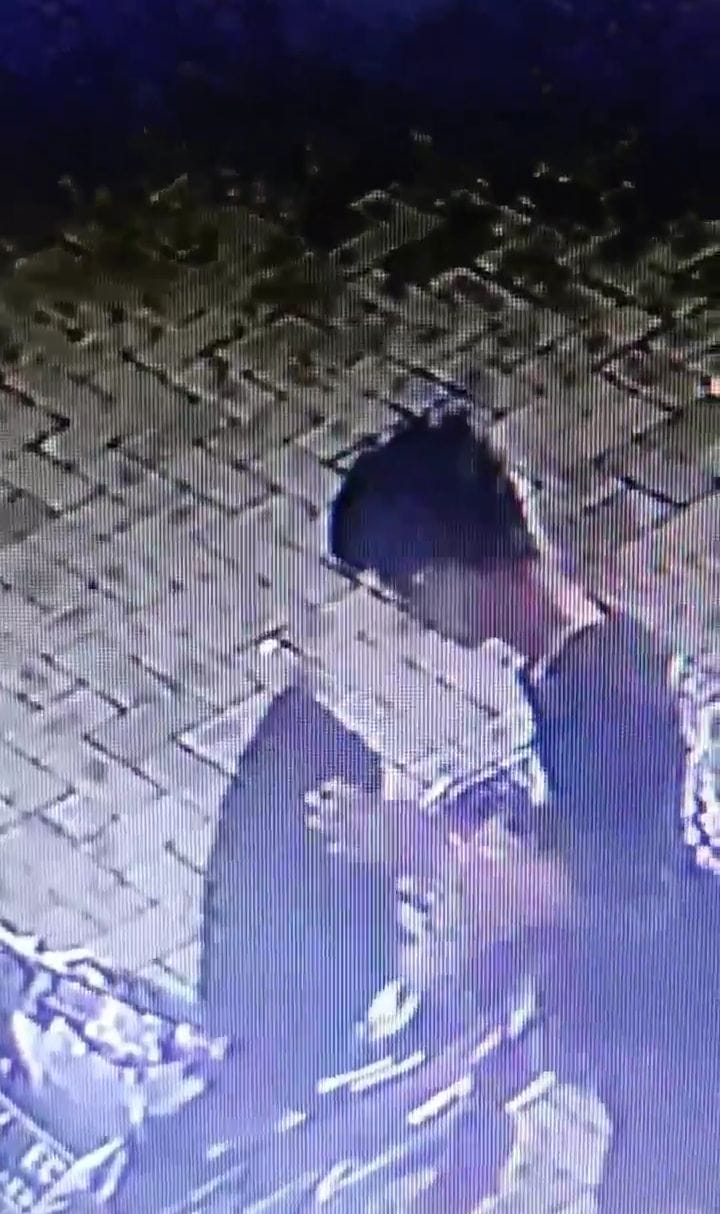 TEREKAM CCTV : Terduga pelaku memasukkan uang hasil curian ke dalam jok motor. (IST)