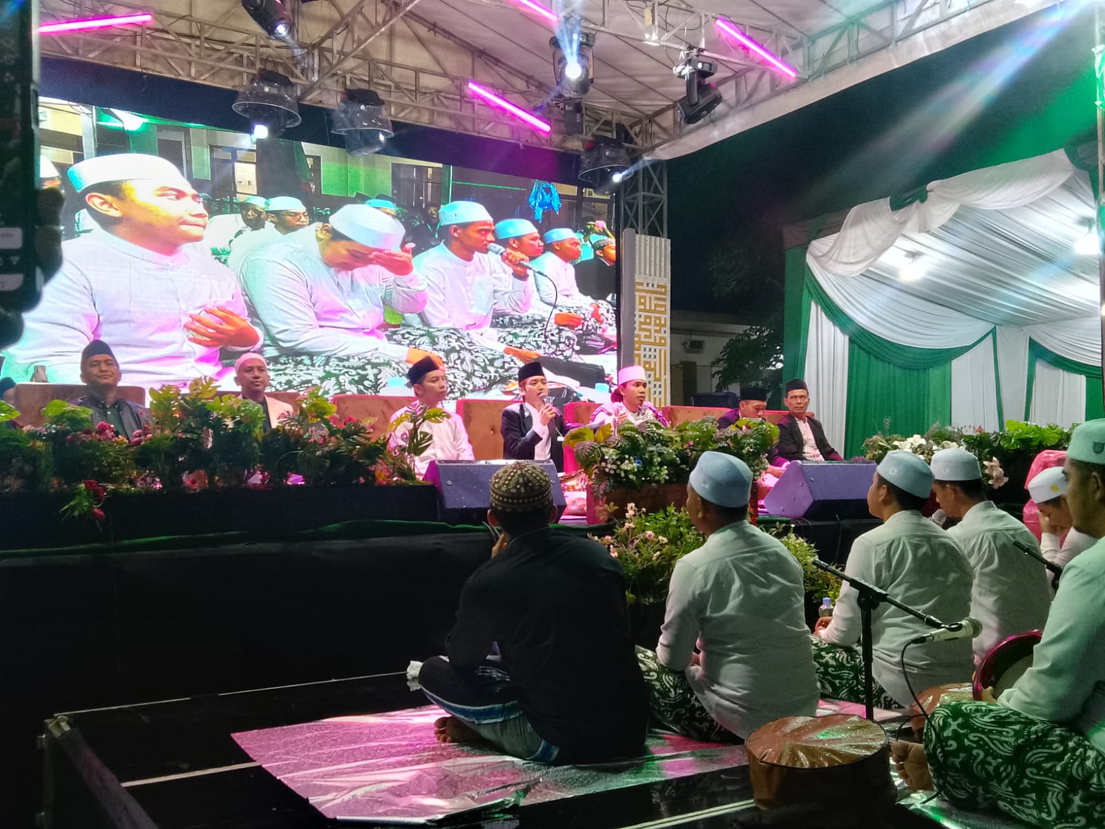 KHUSYUK: Gus Azmi dan Gus Fandy saat melantunkan shalawat dalam acara 1000 Rebana Pelajar, peringati Maulid Nabi Muhammad SAW. (DIKY PUTRA SANSIRI/RADAR SIDOARJO)