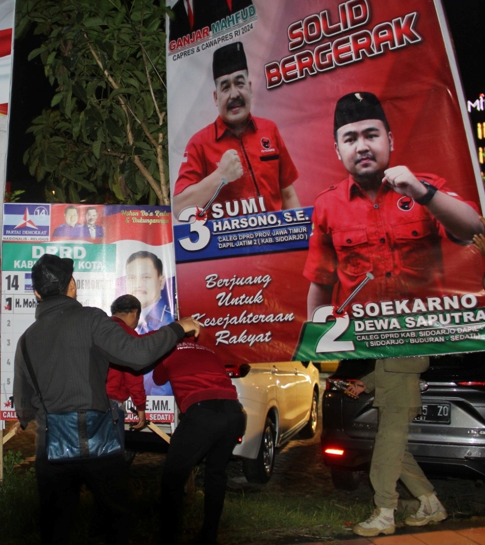 TINDAK TEGAS: Petugas saat menertibkan terhadap Alat Peraga Kampanye (APK) yang melanggar peraturan. (IST)