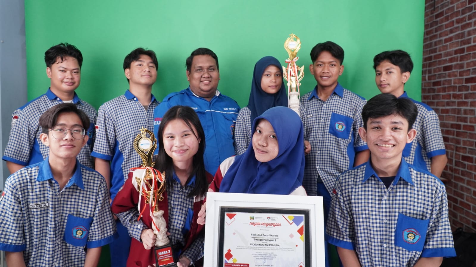 BANGGA: Foto bersama peserta didik SMK Krian 2 Sidoarjo yang berhasil menyabet juara 1 dalam lomba nasional kreativitas kemerdekaan. (IST)