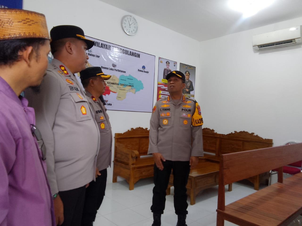 ANTISIPASI: Kapolresta Sidoarjo Kombes Pol Christian Tobing meninjau kondisi di dalam Pos Lantas Ketapang. (DIKY PUTRA SANSIRI/RADAR SIDOARJO)