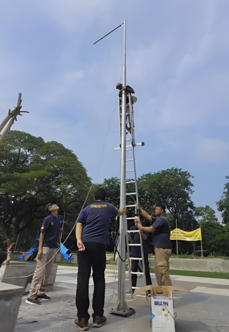 FASILITAS LENGKAP: Pemasangan unit wifi dan CCTV di Alun-Alun Sidoarjo. (IST)