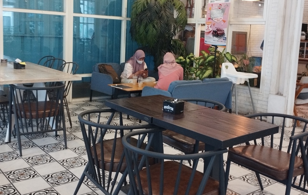 BERTAMBAH: Pengunjung sedang menikmati salah satu restoran di Sidoarjo. (ANNISA FIRDAUSI/RADAR SIDOARJO)