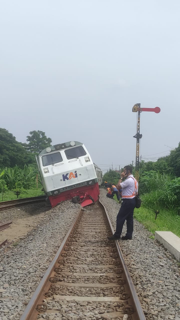 EVAKUASI: Kondisi Kereta Api Pandalungan yang masih anjlok. (DIKY PUTRA SANSIRI/RADAR SIDOARJO)